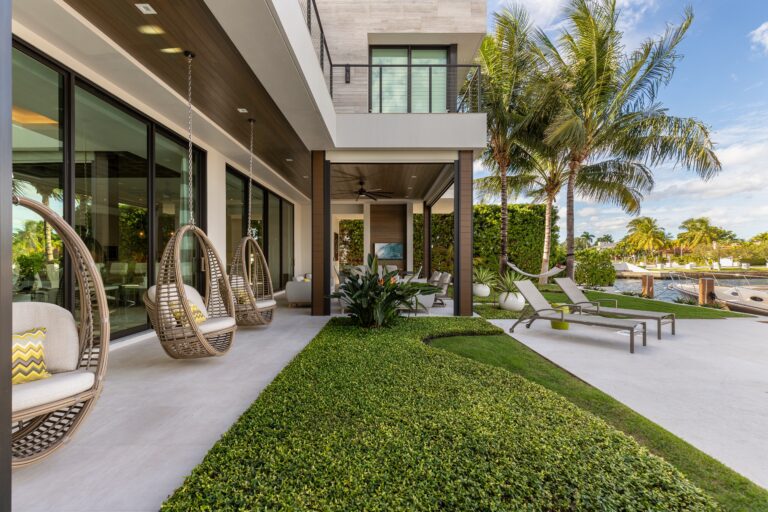 Florida,,Usa.,Modern,Building,With,Swimming,Pool,,Trees,,Chairs.,Urban