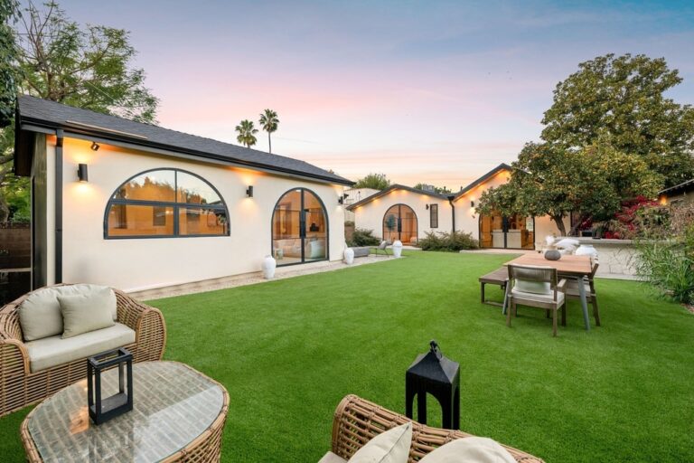 Modern,Backyard,With,Lush,Green,Lawn,,Wicker,Furniture,,And,Elegant